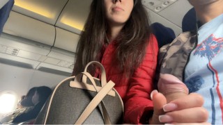 Riskantes öffentliches Wichsen in einem Flugzeug voller Menschen - Public Dick Flashing