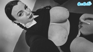 Thick Quarta-feira Addams Com Grandes Mamas E Buceta Molhada Brinca Consigo Mesma - Cosplay