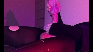 Трапик в рваных колготочках кончает от мастурбатора