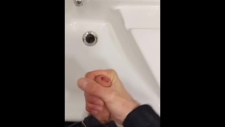 我迅速在酒吧的厕所里抽搐掉一个肮脏的家伙