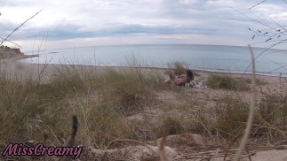 Francouzská učitelka Slut Blowjob Amateur na Nude Beach vepředu cizinec s výstřiky - MissCreamy