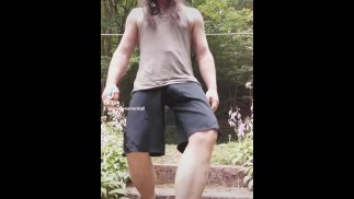 弾むショートパンツ
