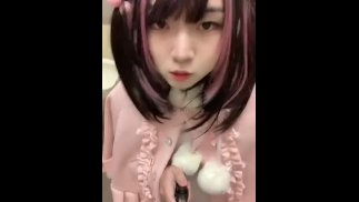 西西奴隶被逼穿着衣服撒尿，她表现得非常开心