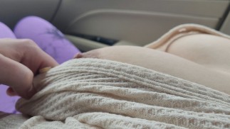公共の場で私の巨乳で義理の兄弟をからかう