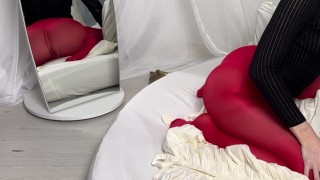 étirement en collants rouges sans culotte