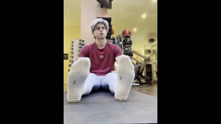 Femboy protahuje nohy ve veřejné tělocvičně v roztomilých legínách