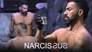 Hunk arrogante ADAM RAMZI só pode gozar fodendo na frente do espelho - DisruptivoFilms