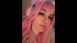 Cute gamer tentando seduzi-lo com um vibrador