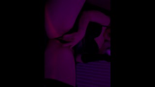 Friday nuit masturbation fille blonde