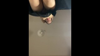 Upskirt Tease - никаких трусиков с видом на ноги Fetish!