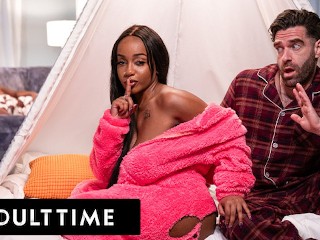 ADULT TIME - Lily Starfire Séduit Son Beau-père Pour Une Baise Sournoise Dans La Même Pièce que SA Belle-mère Obscène !