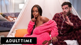ADULT TIME - Lily Starfire séduit son beau-père pour une baise sournoise dans la même pièce que sa belle-mère obscène !