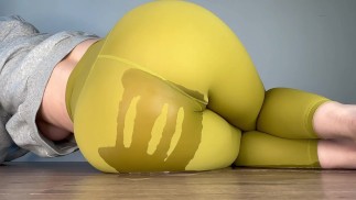 Sexy Teen liegt und pinkelt in Turnhalle Leggings