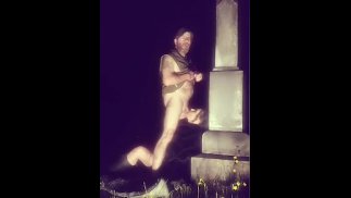 👻 Procvičuji své hluboké krkové dovednosti na tichém hřbitově.