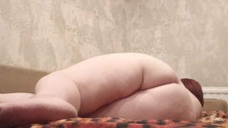 Uma linda garota está deitada e você está se divertindo