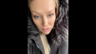 Blonde fumando um cigarro no carro