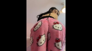 Jolie arabe brune rebondissant gros cul dans bonjour pyjama kitty