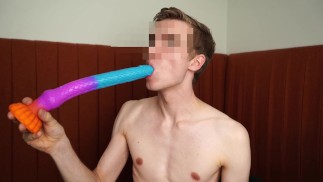 Crazy teen deepthroating - Velké dildo hluboko v klusu roztomilým dospívajícím