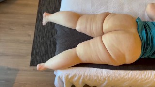 穿着蓝色绒面革连衣裙的大屁股熟女尝试女牛仔