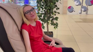 他付钱给他遇到的第一个女孩，让她在公共厕所里进行极端性爱。大喷水在地板上