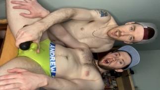 Twinks semen en sus calzoncillos