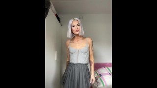 Cute menina sueca mostrando sua nova roupa