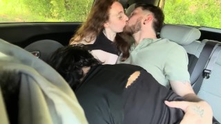 Twee beste studentenvrienden verleidden hun Uber-chauffeur Into een trio|OF:leotheredhead