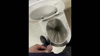 公共での放尿＆包皮むき – ドイツ鉄道トイレで小さな無修正チンコ