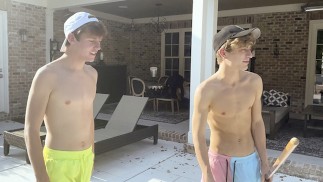 Verveelde stiefbroers Jesse Bolton & Jack Bailey wild worden tijdens het zwembad schoonmaken - BrotherCrush