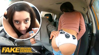 Deze hete brunette heeft een PEACHY ASS en ze houdt ervan om kont te likken - Fake Driving School
