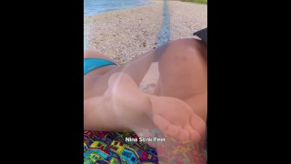 Dziewczyna robi topless na plaży! Czcij pachy i stopy.