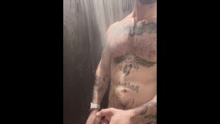 El gimnasio me bombeó ... Tuve que soltar en la ducha