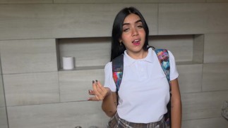 L'insegnante e il suo studente entrano nel bagno della scuola per scopare