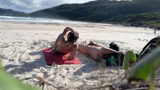 Lief stel op het openbare strand.