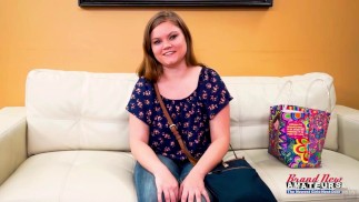 Busty Blonde Laurenはアナルセックスとハードコックを吸うのが大好きです!